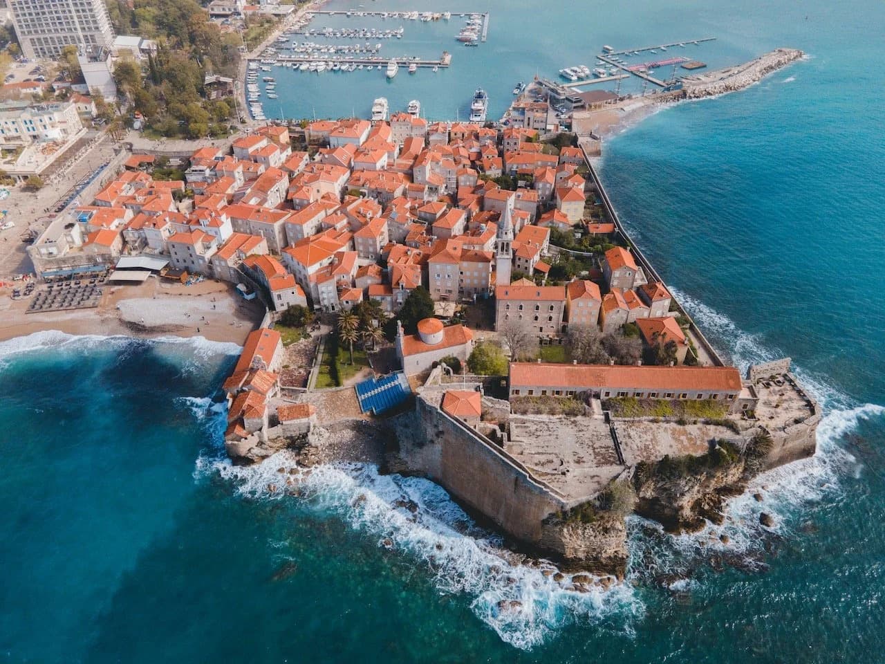 Vila iznad Budve sa bazenom i panoramom mora i starog grada