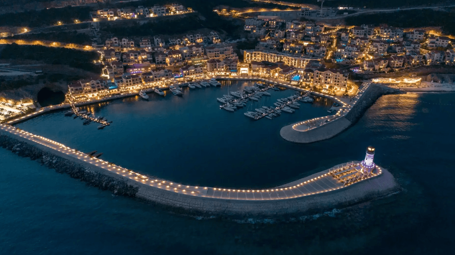 Вилла в зоне Luštica Bay с видом на марину, море и склоны