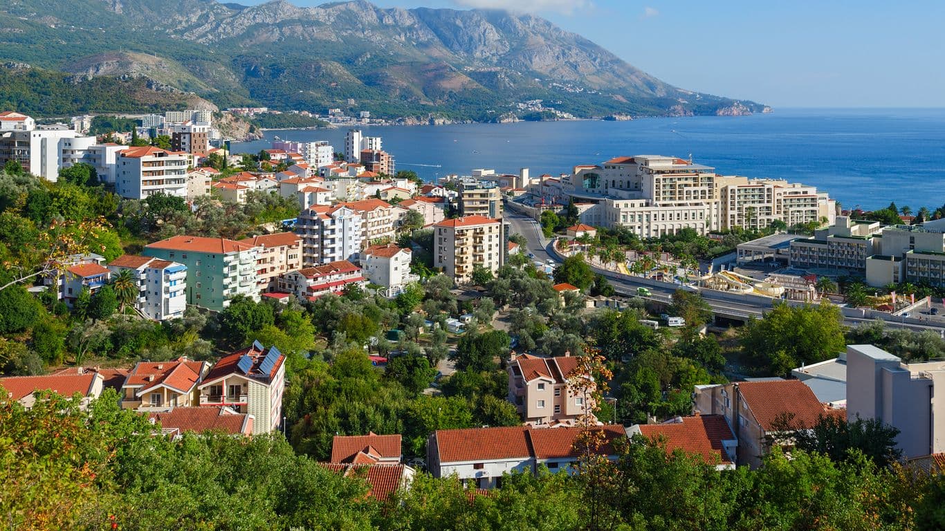 An apartment building in Bečići with terraces facing the beach and sea